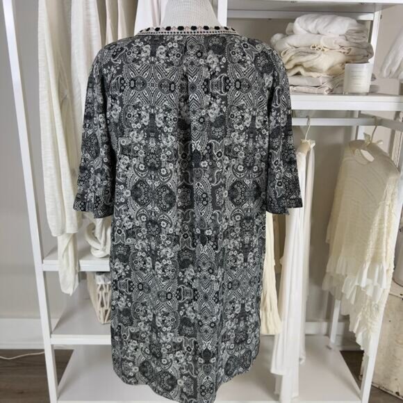 Monroe and Main women's sz. large black & gray floral boho, bohemian top #2112 - Picture 5 of 8